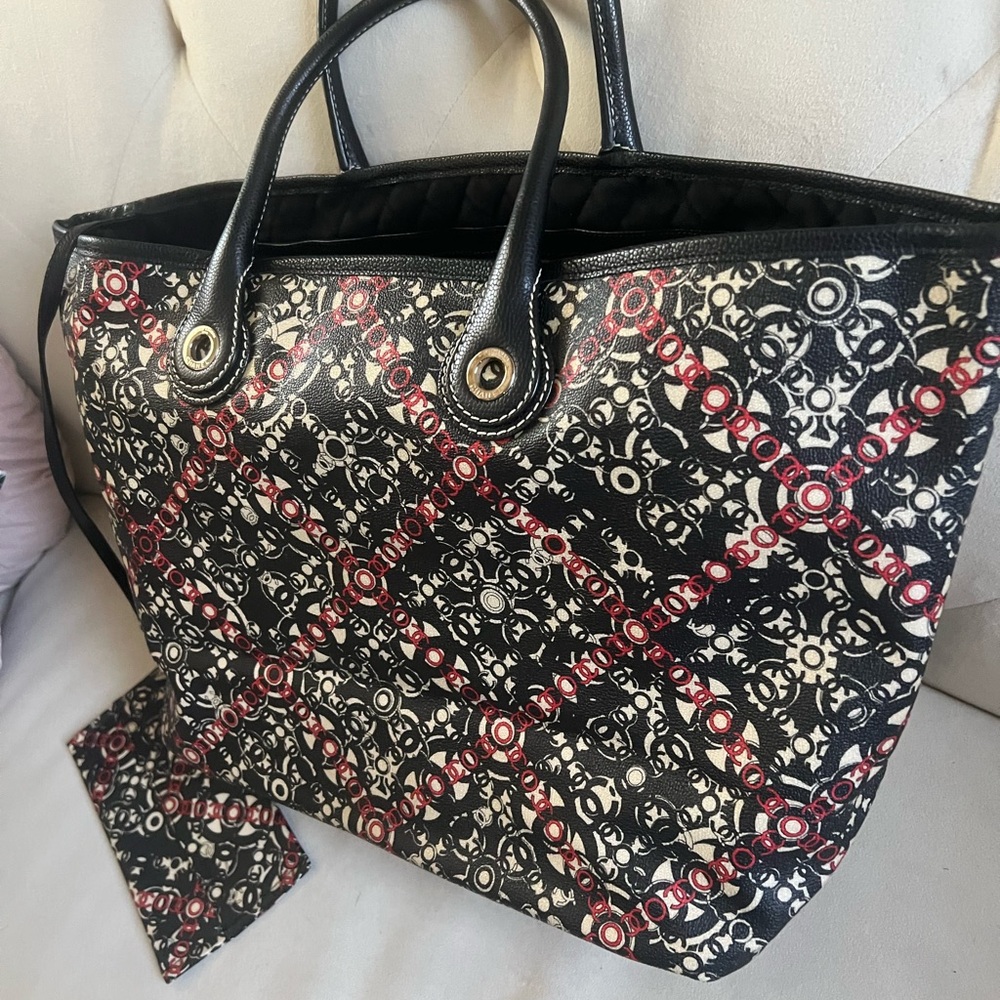 CHANEL Black and Red Embroidered Tote Bag - Picture 3 of 14